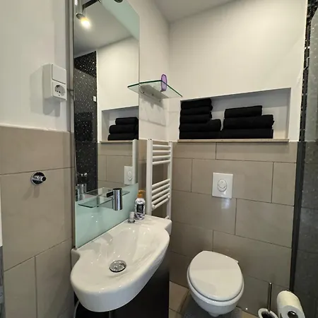 With Garden & 2 Bathrooms Апартаменты Кёльн