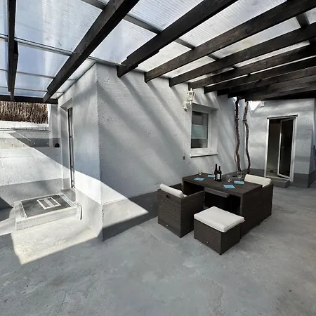 With Garden & 2 Bathrooms *