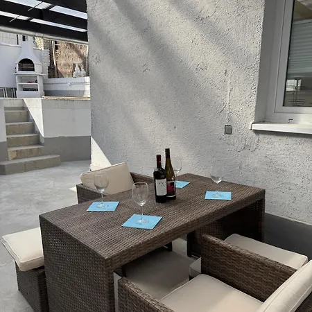 With Garden & 2 Bathrooms *